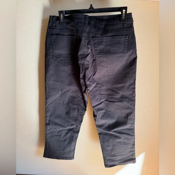 Roll cuff capri jeans in black - Picture 5 of 5